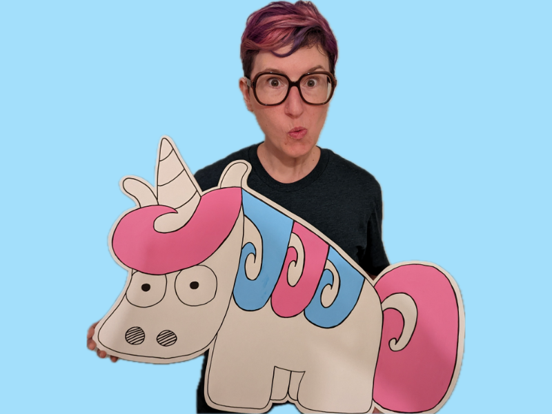 Ein Foto von Naketh, die eine Einhornmütze trägt und den Arm um Purzel gelegt hat