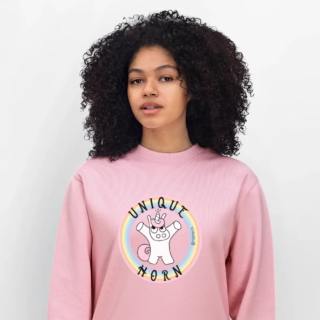 T-Shirt mit Purzel, der in einem Regenbogen steht und dem Spruch: Unique Horn